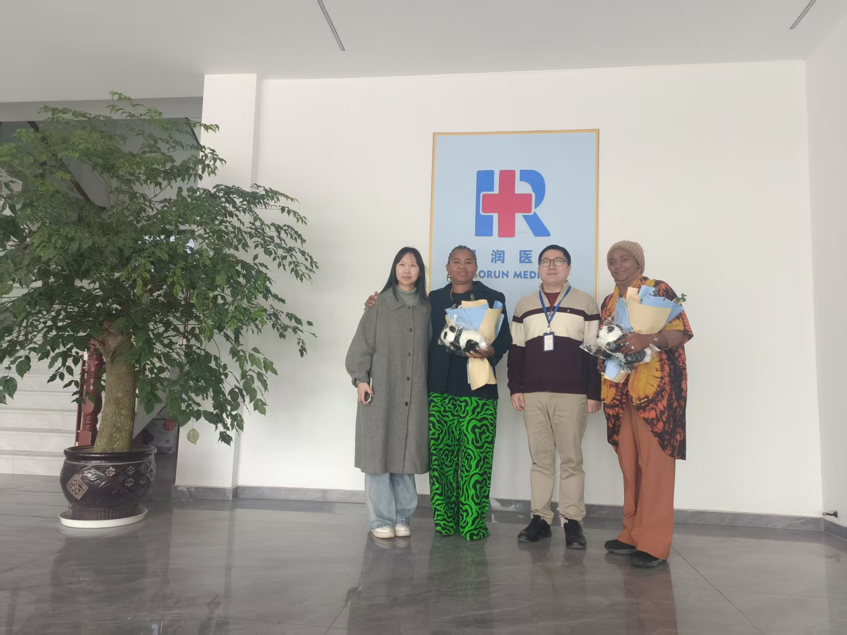 नाइजेरियाको स्वास्थ्य मन्त्रालयको एक प्रतिनिधिमण्डलले निरीक्षण र समीक्षाको लागि हाओरोन मेडिकल प्रोडक्ट्स कम्पनी लिमिटेडको भ्रमण गरेको थियो।